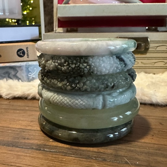 💚🤍 Floral Burmese Jadeite Jade Bangle Bracelet - shades of green - Picture 5 of 12